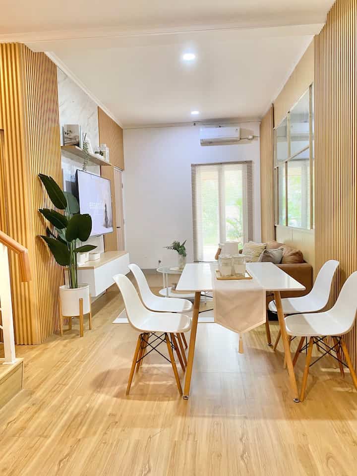 Halo salam kenal aku dengan Tya dari Bekasi, karna rumahku ini rumah cluster jadi hanya bisa di make over dibagian dalam aja untuk bagian luar belum boleh, tema rumahku ini japandi dimana terdapat warna-warna netral, material alami, dan kesan kesederhanaan secara keseluruhan.🤗

#livingroom
#japandi
#rumahjapandi
#ruangtamu
#ruangtamujapandi
#dekorasiruangtamu
#inspirasiruangtamu
#woodpanel
#wallpanel
#wallpanelpvc
#mejatv
#sofa
#mejamakan
#lantaivinyl
#pohonartificial
#mejatvgantung