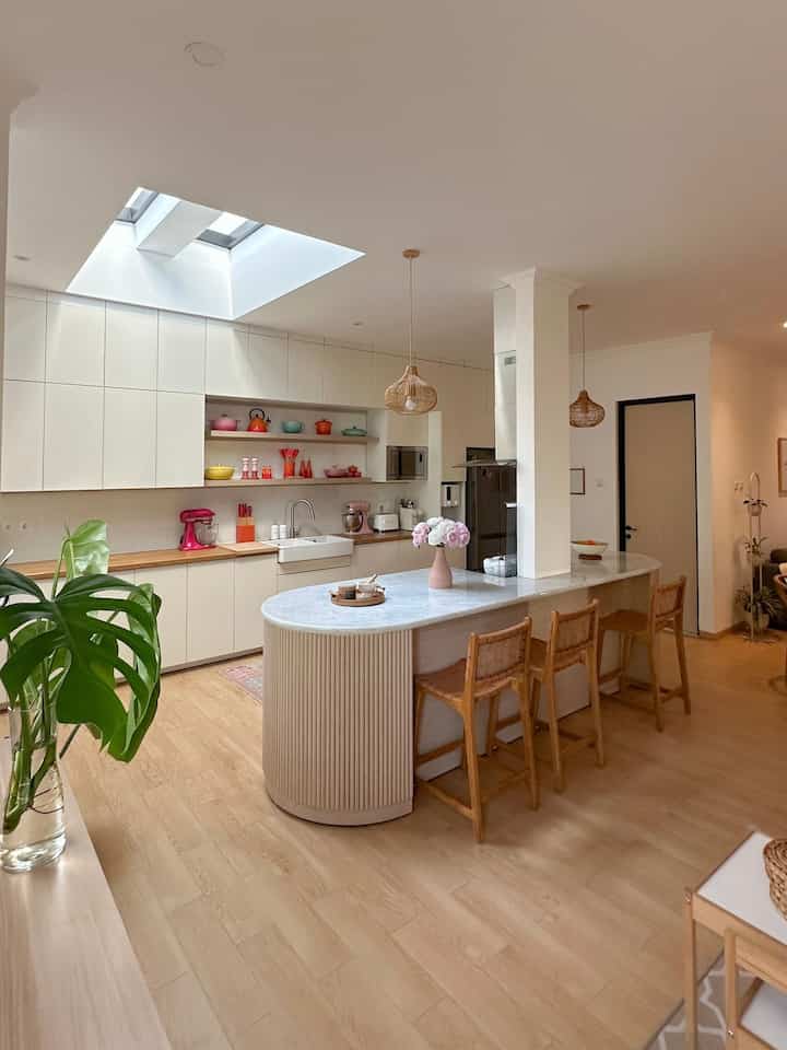 Halo salam kenal semuanya. Ruangan ini menjadi icon dirumah ArieskaMarina, karena luasan dapurnya yang cukup luas 6x6 meter dengan skylight yang cukup besar dan peralatan memasaknya yang colorful. Jangan bosan ya tetangga online yang udah sering mampir kesini 😄.

Diruang dapur ini kitchenset aku design full  from floor to ceiling, supaya bisa memuat semua peralatan dapur yang jarang digunakan didalamnya. Untuk perpancian yang setiap hari digunakan, sengaja aku simpan di ambalan luar saja supaya lebih mudah untuk mengambil dan menyimpannya. Aku disini menggunakan panci cast iron, alasan utamanya adalah lebih sehat, kedua lebih cepat matang sehingga mengirit waktu dan penggunaan gas, ketiga bisa diwariskan tujuh turunan, keempat designnya cantik banget. Walau harganya cukup mahal, aku memulai menyicil membeli satu persatu sejak dulu. Sekarang sih udah ga pernah menambah lagi karena sudah cukup. Karena warnanya yang ceria dan designnya cantik, aku menjadikan alat masak ini sebagai dekorasi juga. Jadi semua yang terpajang di dapurku adalah memang digunakan semua setiap hari, bukan sekedar pajangan tanpa fungsi. 

#kitchen
#kitchensetminimalis
#inspirasidapur
#castiron
#lecreuset
#ikea
#dapurmodern
#peralatanmasak
#peralatanmakan
#inspirasiruangmakan