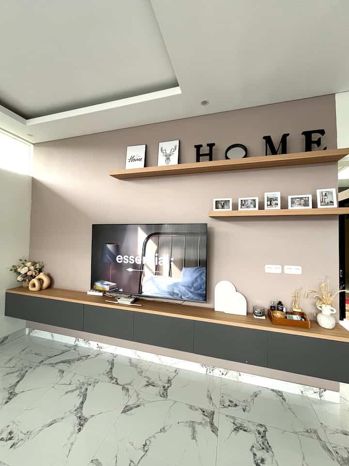 Hi temen-temen selamat datang di Delasta House 🥰
Selamat datang di rumah kami yang bergaya modern minimalis. Gaya modern minimalis kami pilih karena biasanya konsep yang diambil lebih simple, lebih hangat, dan furniture yang digunakan simple namun tetap multifungsi dan juga warna yang digunakan biasanya adalah warna-warna netral seperti hitam, putih, abu, dimana warna-warna tersebut merupakan warna favorit saya dan suami. 
Sekali lagi selamat datang di Delasta House, semoga konten kami bisa banyak bermanfaat untuk temen-temen semua yang sedang mencari inspirasi bangun rumah atau design rumah 🥰

#backdroptv #kabinettv #dekorasi #smarttv #livingroom #vas #vasbunga #woodentray #woodenbowl #Rumah #modern #modernminimalis #rumahmodern #rumahmodernminimalis #rumahminimalis #delastahouse