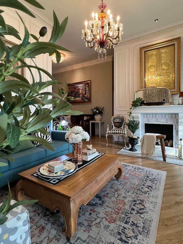 The style concept of RumahLimut is more towards Eclectic which is dominated by Modern Parisian Style and a little touch of maximalist.

Its characteristics:
♣️ Classic ornaments on the ceiling where the chandelier is
♣️ Carved ornaments on the wall molding
♣️ Elements of solid wood, leather, crystal, brass.
♣️ A combination of contrasting colors but still not dazzling to the eyes.

#lampuspotlightlukisan
#ruangtamu
#karpetruangtamu
#rantaimarmer
#bookboxstorage
#artificialolivetree
#modernparisian
#parisian
#artdeco
#rumahmaximalist
#rumahparisianstyle

