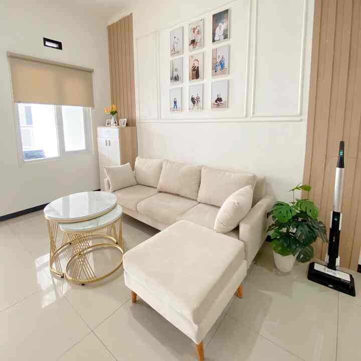 Living room Minimalist 

suka sekali dengan dekorasi yang berwarna white and wood jadi aku putuskan pilih tema rumah  japandi.

Area living room inilah yang paling menonjol karena dengan memakai wall batten berwarna oak di dinding dan sofa berwarna putih membuat rumahku terlihat simple tapi ada unsur japandi nya. 

Ukuran livingroom ku ini 3x4 meter, sangat sangat minimalist tapi tempat inilah yang paling nyaman untuk keluarga kali berkumpul. 

#livingroom #japandi #rumahjapandi #sofa #meja #rollerblinds #ruangtamu