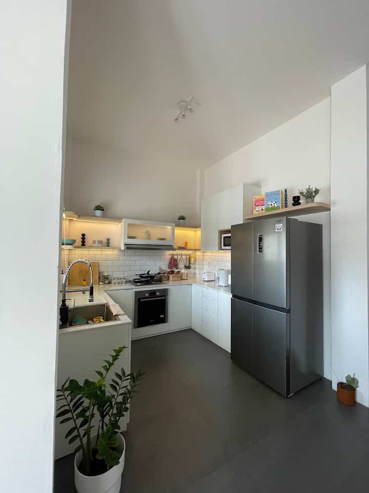 Dapur ku tuh bikin khawatir ga sih? Karena dominan putih hahaha kayak masak kan kotor, terus kitchen setnya putih 🙂‍↔️ bunuh diri ya~

BUT, IT’S OKAY! Faktanya, ga seribet itu ko. Cuma harus langsung dibersihin aja setelah pakai, overall noda juga gampang hilang. Top tablenya compressed marble dan materialnya HPL warna Ceral finishing doff. Kabinet atasnya ga full, dibikin hanya hambalan biar keliatan lebih luas di ruangan sempit. ANYWAY, yang ku suka kabinet bawahnya tuh punya banyak storage dan positioningnya udah kuatur sedemikian rupa jadi efisien. 🩵

#InspirasiRuangMakan #KitchenSetMinimalis #KitchenSet #RumahSeupil #PeralatanMakan #DapurMinimalis #ModelDapurCantik #RumahSeupil