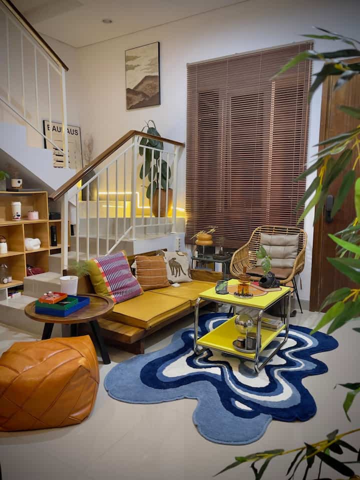 Selamat datang lagi di first21.haus 🥳

Postingan kali ini sekaligus jd update livingroom ku dr yg sebelumnya. Masih dgn style Midcentury modern x Japandi dan tema yg lebih full color ala bauhaus. Saya menambahkan handle kayu pada tangga, mengganti karpet dgn warna biru putih berbentuk pola ombak yg unik menurut saya dgn harapan membuat vibes ruangan lebih ceria dan berwarna. Tambahan bean stool kulit warna hampir senada dgn lampu meja dan busa sofa. Jadi ruangan serasa makin cozy untuk bersantai. 

#livingroomupdate #handlekayutangga #karpetunik #beanstool #coffeetableikea #rgblighting #ledstrip #midcenturymodern #rumahjapandi #rumahmidcentury 