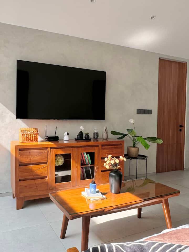 Living room ini jadi area yang paling sering jadi tempat singgah, makanya kami pilih furniture dan design yang minimalis. Walaupun sederhana tapi terasa efektif ✨ #livingroomminimalis #livingroom #ruangtvminimalis #ruangtvmodern #sofajatiminimalis #mejaminimalis #catmotifsemen #catdekoratif #cat #carinterior #scandinavian #minimalistropical #rumah #minimalist #rumahminimalistropical #rumahscandinavian #rumahtropical #reeddiffuser #vasbungahitam #vasbunga #keranjangrotan #rotan #mejajati