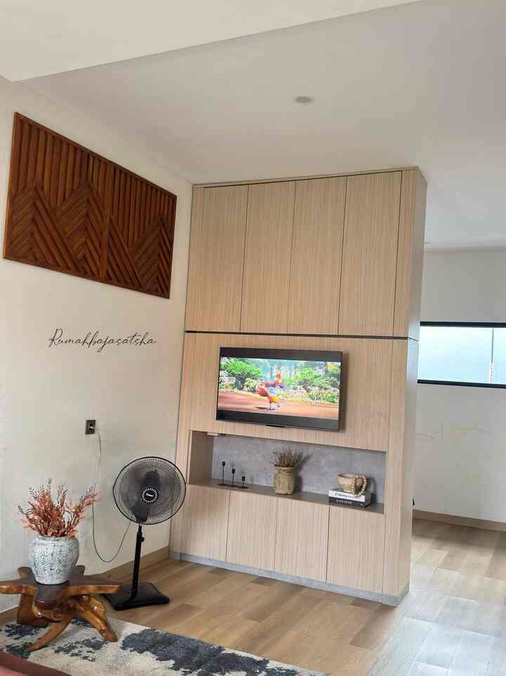 Aku memilih gaya minimalis dengan sentuhan tema kayu. Gaya minimalis ini memberikan kesan bersih, simpel, dan lapang, yang memang sesuai dengan seleraku. Sentuhan kayu pada lantai SPC dan kabinet motif kayu memberikan kehangatan dan nuansa alami, sehingga rumah terasa lebih nyaman dan mengundang. Kombinasi ini menciptakan keseimbangan antara estetika modern dan kesan alami, yang membuat suasana rumah lebih hangat tapi tetap terlihat rapi dan sederhana. 

Tips memilih style minimalis
1. ﻿﻿﻿Pilih Warna Netral: Gunakan warna putih, abu-abu, atau beige sebagai dasar.
2. ﻿﻿﻿Furnitur Sederhana: Pilih furnitur fungsional tanpa banyak detail.
3. ﻿﻿﻿Tambahkan Tekstur Alami: Kombinasikan kayu dengan bahan alami, seperti rotan atau linen.
4. ﻿﻿﻿Pencahayaan Hangat: Pilih lampu dengan warna cahaya hangat dan desain minimalis.
5. ﻿﻿﻿Manfaatkan Cahaya Alami: Gunakan jendela besar atau tirai tipis.
6. ﻿﻿﻿Tambahkan Tanaman Hias: Tempatkan tanaman kecil untuk kesan alami.
7. ﻿﻿﻿Jaga Kerapihan: Hindari barang berlebih, simpan barang di tempatnya.
8. ﻿﻿﻿Fokus pada Detail Kayu: Gunakan kayu pada area yang menonjol, seperti meja atau kabinet.

#minimalis #rumahminimalis #ruangkeluarga #livingroom #lantaispc #sofaminimalis #minipantry 