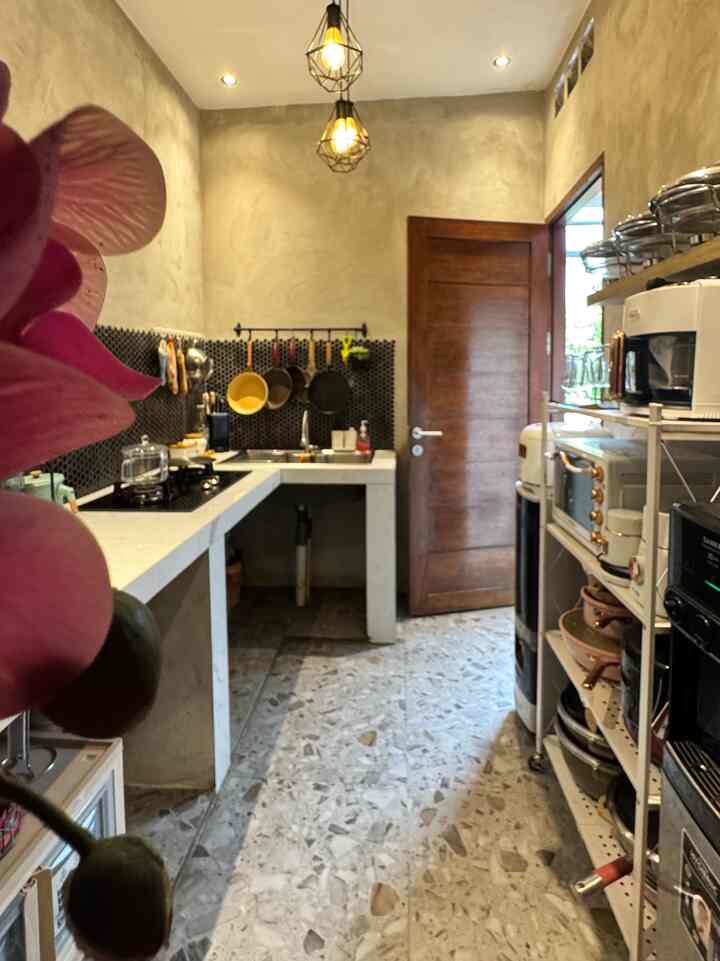 Hai..ini dapur kotorku, tempatku berkreasi masakan ala kadarnya, suasananya kental banget industrialnya, dapur ini terletak dibelakang dapur bersihku, ukuranx kurang lebih 2x3 m..area ini awalnya gudang yang kami alih fungsikan jadi area dapur kotor.

Dapur harus selalu bersih buatku, biar mood masaknya selalu dapat karena dapur yang bersih maka kesehatan keluarga juga lebih terjamin 🫶

#rumahyuqibam
#dapurindustrial
#dapurkotor
#inspirasidapurkotor
#inspirasidapurindustrial
#dapurganteng
#dapurminimalis
#dapurmodern
#panciaesthetic
#rakdapuraesthetic
#mecoo
#mecookware
#allahummabarik 
#peralatanMakan
#InspirasiRuangMakan