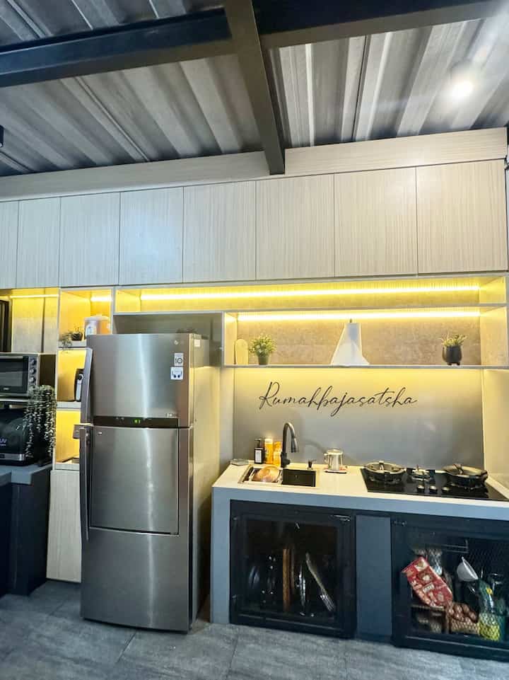 Bagian dapur Favoritku adalah perangkat elektronik yang mempermudah aktivitas masak. Dapurku bergaya minimalis semi industrial, memadukan kabinet kayu dan aksen hitam dari besi serta baja yang memberi kesan industrial. Yang paling aku suka adalah air fryer untuk masak praktis, mesin kopi untuk menikmati kopi segar setiap pagi, dan mesin pengering piring yang sangat memudahkan setelah mencuci. Kombinasi ini membuat dapur terasa modern dan fungsional, pas untuk menyalurkan hobi masak dengan nyaman. #kitchen #kitchensetminimalis #dapurminimalis #dapurmodern #alatmasakmodern #peralatanmakan #inspirasiruangmakan