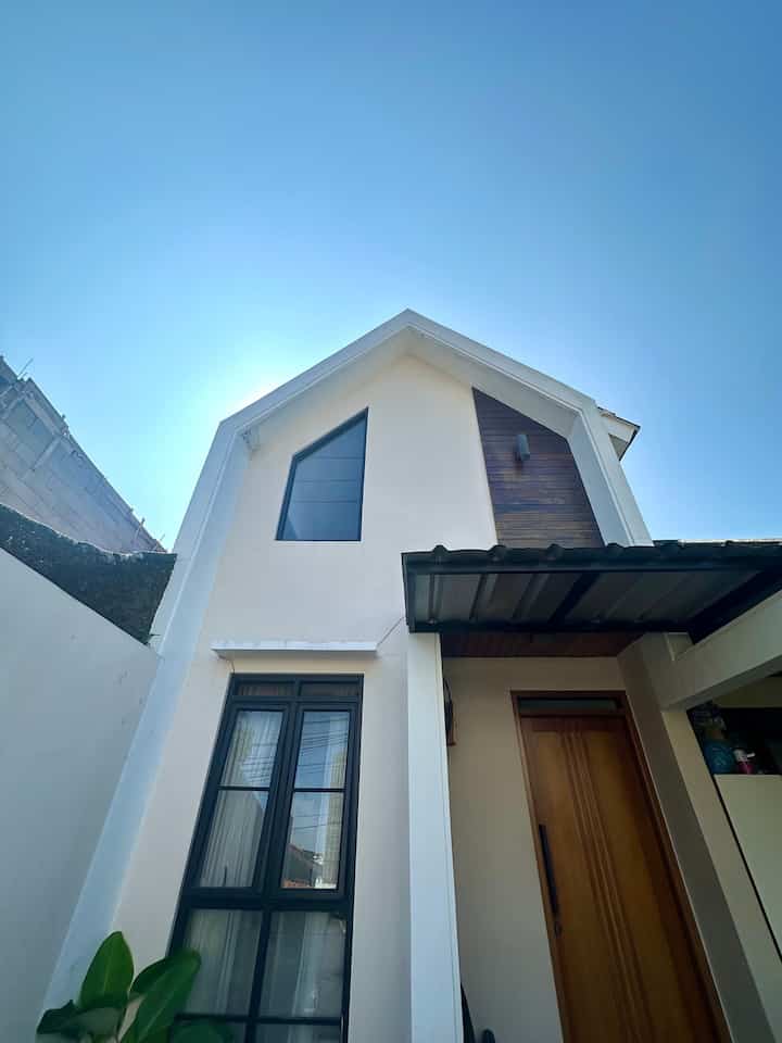 Halo tetangga online!
Kali ini aku mau cerita tentang tema rumah.
Rumah kami ini bertemakan scandinavian, dengan ciri khas bangunan yang berbentuk garis tegas segitiga, pemilihan warna netral, dan juga penambahan tanaman agar terlihat lebih menyatu dengan alam. 
Rumah scandinavian sendiri terinspirasi dari rumah rumah-rumah di negara eropa utara seperti negara Swedia, Norwegia, dan Denmark. Desain rumah ini mengusung konsep kesederhanaan, minimalis, dan fungsionalitas.


#scandinavia #scandinavianhouse #fasadrumah #temarumah #inspirasiruangtamu  #rumahscandinavia #rumahscandinavian #ruangtamuminimalis #scandinaviadecor #sofaestetik #lampugantung #karpetpolos #vasbunga #fasadscandinavia #lampusorot