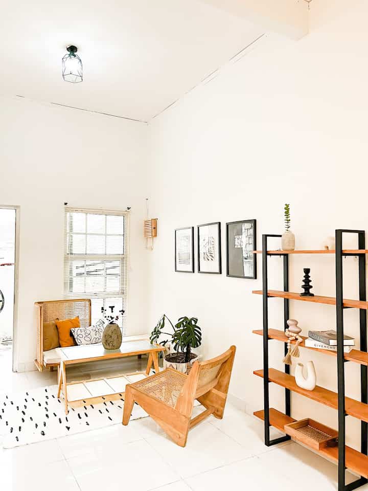 Untuk rumah alfa sbenernya mix styling di setiap ruanganya ,untuk living room tersendiri style yg di terapin adalah japandi . Elemen warna nude & wooden menghiasi setiap sudut di ruang ini . #japandi #rumahjapandi #kursirotan #livingroomjapandi #mejarotan