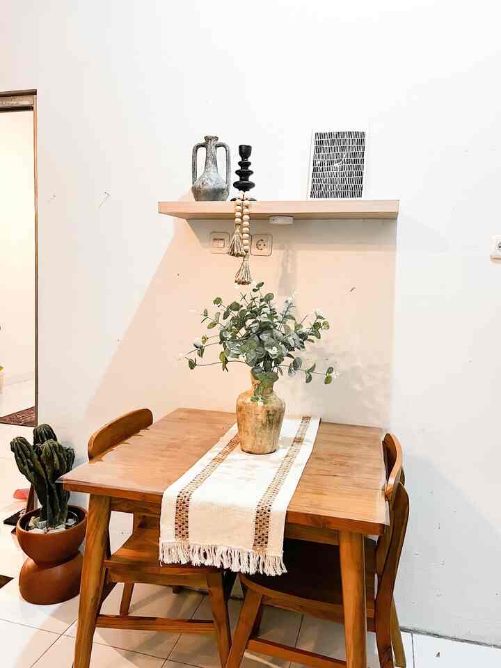 Meja makan minalis dirumah alfa salah satu barang favorite di ruang kithen ruang makan. Meja kayu jati yg hanya berukuran 80x80cm sangat cocok untuk ruang makan yg minim lahan . Dengan menambankan taplak meja dengan tema senada membuat look mena makan ini semakin warm . #mejamakankayu #dapurminimalis #inspirasiruangmakan #peralatanmakan #modeldapurcantik #dapurmoder  #mejamakanjati