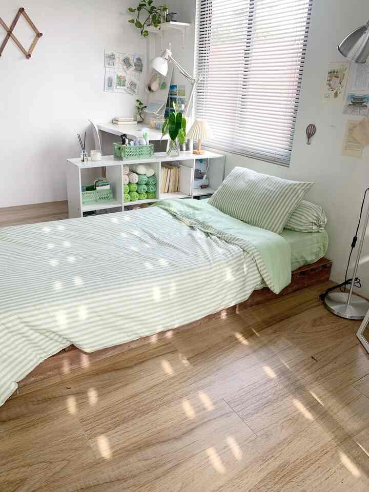 Konsep minimalis 

Karena ingin rumah yang simple dan minimalis tapi cozy saya memilih cat untuk seluruh ruangan warna putih, agar ruangan tampak luas dan juga minimalis.
Untuk lantai menggunakan 2 granit yang berbeda. Untuk lantai kamar menggunakan lantai granit vinyl, sedangkan untuk kitchen dan living room menggunakan granit motif marmer.

Untuk penggunaan furnitur yang minimalis saja dan dominan warna putih agar kesan minimalisnya tidak hilang.

#kamartidur #kitchen #lantaikamar #cardinding #keramikkitchen #sink 
#Minimalist 
#RumahMinimalist