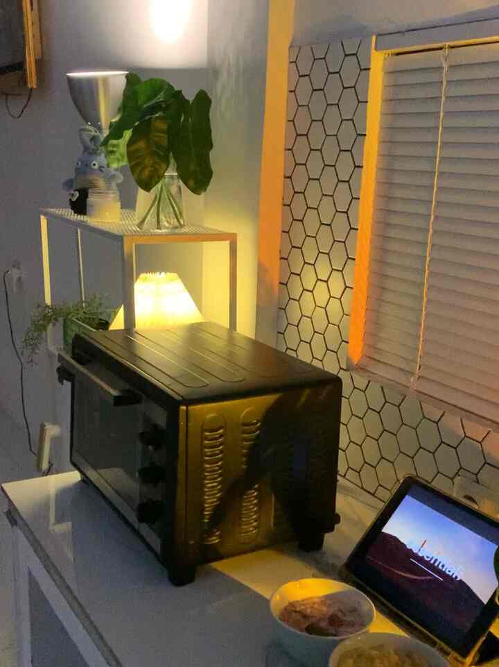 Untuk menciptakan dapur yang minimalis, saya menggunakan keramik mozaik dibagian dindingnya dan granit untuk top tablenya. Dominan warna putih agar looknya clean.
Karena ini adalah dapur bersih jadi untuk peralatan masak dan alat makan disini tidak banyak.

Agar terlihat warm and cozy ditambahkan lampu. Dan beberapa dekorasi lainnya.

#mejamakan #rak #sink #keramikmozaik #vennetianblind #storage #PeralatanMakan #InspirasiRuangMakan #dapurminimalist