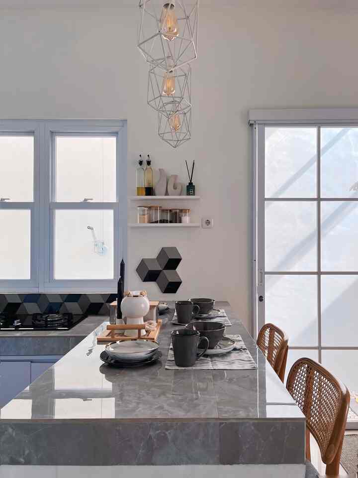 Untuk island table sekaligus meja makan ini aku styling dengan dekorasi warna netral & sederhana. Aku suka banget pakai piring keramik & placemat agar mudah dibersihkan. Aku memilih ambalan terbuka untuk menaruh toples bumbu sekaligus jadi pajangan. Salah satu item favoritku di dapur ini adalah kursi jati dengan dudukan berlapis buka karena nyaman banget untuk duduk lama.

#DapurMinimalis #ModelDapurCantik #DapurModern #PeralatanMakan #InspirasiRuangMakan #MejaMakanMinimalis #KitchenSet #KitchenSetMinimalis