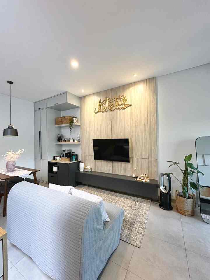 Style rumah modern industrial ✨
Rumah de Mahendra mengusung konsep rumah dengan style modern industrial. Karena kami suka warna-warna natural dan ingin rumah terlihat luas walaupun sempit maka konsep kami pilih tema modern industrial. 
Dengan kombinasi warna abu, hitam, kayu, dan putih. Ditambah lighting dengan warna warm white membuat ruangan dirumah semakin nyaman san terlihat modern.
#Sofaminimalis #livingroominspo #granitesemenexpose #rumahmodernindustrial #rumahindustrial #rumahmodern #industrial #homestyling #temarumahimpian 