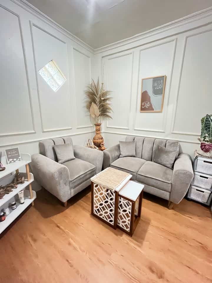 Tema ruang tamu ini minimalis karena hanya berukuran 3 x 3 m,
Hanya muat 2 kursi saja karena takutnya sempit. Dekorasi semua minimalis agar tidak membuat ruangannya sempit.

Berikut salah satu ide ruang tamu yg nyaman buat keluarga 🫶🏻

#ruangtamu #catruangtamu #rumahminimalis #minimalist #sofaminimalis #dekorasiruangtamu #ruangtamuidaman #ideruangtamu 