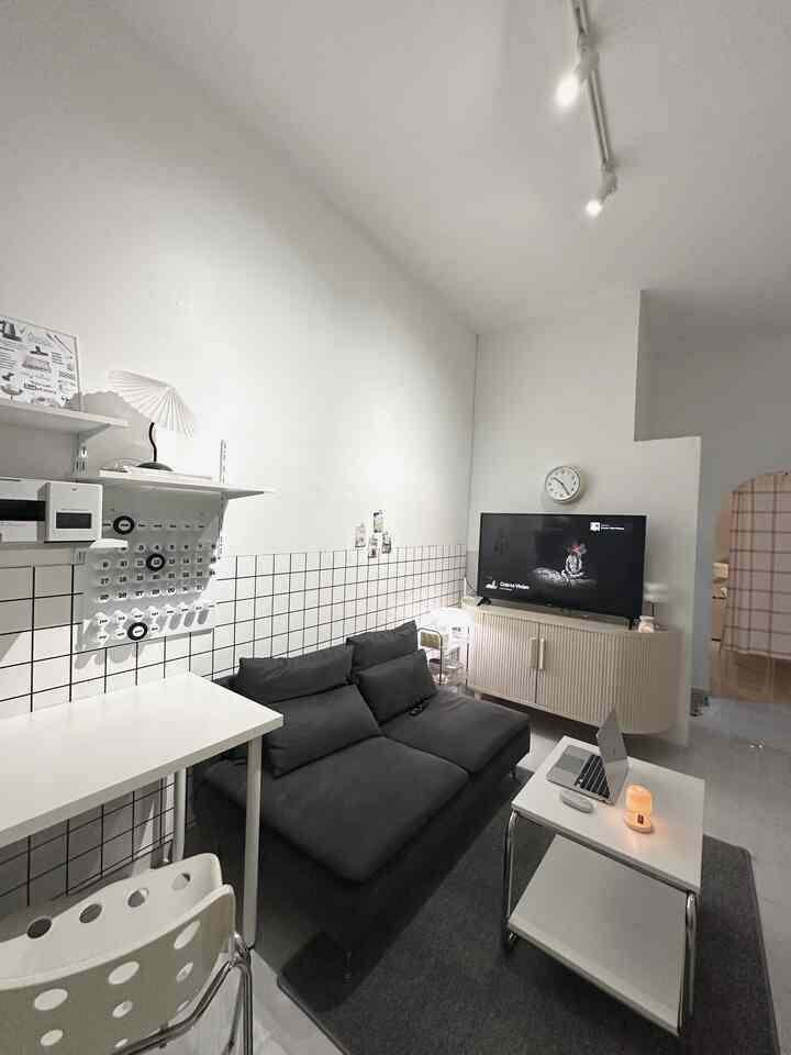 Tema utama di rumah kami yaitu Clean Minimalist & Monochrome. Namun tetap ada sedikit sentuhan warna & elemen lain yang tidak mencolok.
📌 Tips Supaya tetap konsisten pada tema rumah, yaitu:
- pastikan menggunakan perabotan atau dekorasi dengan warna yg senada.
- menggunakan cat & warna lantai yang terang, yaitu: putih / warna netral lainnya.
- memasang lampu spot light supaya ruangan lebih terkesan dramatis: memasang track lamp.
#LivingRoom #SofaMinimalis #WallpaperDinding #KarpetPolos #karpetruangtamu #LampuSorot #mejaminimalis #WallpaperEstetik
#Minimalis #RumahMinimalis #RumahMonochrome #RumahMinimalisModern #RumahModern