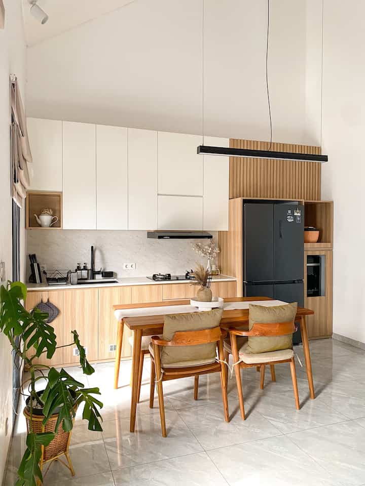 Kitchen & Dining in open space area ✨

Kami sengaja memilih dining set dari material kayu jati agar bisa menyatu dengan tema japandi pada kitchenset.
Dining set ini sangat fungsional bagi kami.
Selain untuk makan, terkadang juga jadi spot kami untuk memasak dan mengobrol santai bersama.
Jika ada keluarga atau tamu yang berkunjung cukup banyak, kami tinggal menggeser diningset ini agar bisa punya space lebih.

Diatas diningset, kami letakkan table runner, aesthetic tray, vase dan reed diffuser.
Aesthetic tray selain sebagai item dekorasi, jg sering kami manfaatkan untuk meletakkan makanan/minuman. Diningset jadi tetap terlihat rapih dan bersih.

#KitchenSetMinimalis #DapurMinimalis #DapurJapandi #MejaMakanMinimalis #DiningSetMinimalis #CatWarnaRumah #LantaiRumah #PeralatanMakan #InspirasiRuangMakan #DekorasiDapur #DekorasiRuangMakan 