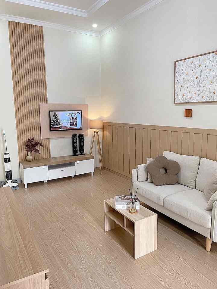 Japandi Style ala rumah mee.hanny 🍃

Living room yang didominasi furniture dari unsur kayu dengan nuansa warna white wood. Memberikan kesan alami, tenang dan hangat. 

Dengan tambahan beberapa tanaman artificial dan tanaman hijau di living room ini membuat suasana lebih segar.  

Rumah ini sebagian masih menganut konsep minimalis yang mengedepankan konsep japandi style.

#livingroom #japandistyle #sofainforma #vinylflooring #standinglamp #mejapira #walldecor #rumahjapandi #japandi