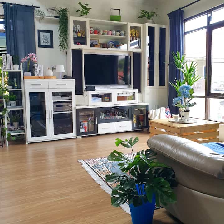 🔅Living Room Style Ideas🔅

Sejujurnya awal pembangunan rumah, ibok membayangkan rumah minimalis dengan dekorasi simple. tetapi yang akhirnya terjadi banyak tema yg diterapkan dalam dekorasi rumah ini 🤭

khusus di area living room ini, ibok terinspirasi dekorasi ala scandinavian. itu sebabnya kita pakai warna putih utk sebagian besar cat dinding dan perabot besar seperti lemari, meskipun ada sedikit padu padan warna fav paksu yaitu biru 😁. penggunaan sofa besar dan nyaman khas rumah2 scandinavian. serta pernak pernik dekoratif yg kebanyakan dibeli di toko khas scandinavian. 

untuk mencari ide dekorasinya sendiri ibok suka lihat2 pinterest dan medsos lainnya, juga dengan berkunjung ke toko2 khas scandinavian seperti IK*A. 


#Scandinavian #RumahScandinavian #RumahMinimalis #RumahMinimalisModern #Cat #CatRumah #CatDinding #Sofa #sofaruangtamu #sofa3dudukan #karpet #karpetruangtamu #karpetpermadani #KarpetPersia 