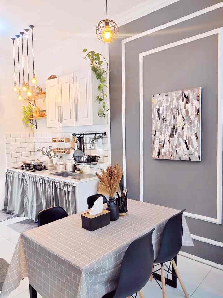 🌸美的で機能的なキッチンとダイニング🌸

家のサイズは大きすぎず、それでも美的でありたいので、装飾や装飾としてだけでなく、またその逆も同様で、美的でありながら最大限の機能を備えたアイテムを賢く選択する必要があります。たとえば下のカーテンなどです。キッチン、キッチンキャビネット、椅子、テーブルクロス、キッチンとダイニングルームの細部。
これらのアイテムはすべて同じ色で、組み合わせに適したものを選びました。
私は踏み台を使用しないときはディスプレイエリアとして再利用することがよくあります。
ディスペンサーやコンロなどの電子機器も、色や形がマッチしつつも、このクラスでは手頃な価格であることを考慮して選びます。
この家のテーマに合わせて、白、黒、またはゴールドを混ぜたパステルカラーを選ぶことが多いです。
積み重なったり、長期間どこに置くか迷ったりしないように、誰もが賢く選択する必要があります 😅

#キッチンとダイニング
#キッチン
＃ダイニングルーム
#ミニマリストダイニングテーブル
#キッチンセット
#ミニマリストキッチンセット
＃シャンデリア
#ウォールモールディング
#美的テーブルクロス
#チェアカフェ
#エステチェア
#階段ベンチ
＃ディスペンサー
#植栽ストーブ
＃食器
#ダイニングルームインスピレーション