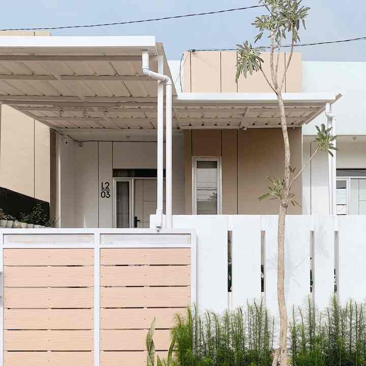 Hi! Welcome to our boemimiti (𝘣𝘶𝘮𝘪 𝘮𝘪𝘮𝘪𝘵𝘪; 𝘳𝘶𝘮𝘢𝘩 𝘱𝘦𝘳𝘵𝘢𝘮𝘢) 🌼

Rumah ini adalah rumah subsidi berukuran 36/60m2 dengan style scandi minimalis pallete warna putih,  coklat, abu serta sedikit sentuhan hitam agar lebih hidup.

Ikutin perjalanan kami mengisi dan menata setiap sudut di rumah ini ya🤍

#nomorrumah #rumahsubsidi #kanopialderon #pagarminimalis #cat #pagarrumah #modernminimalis #rumahmodernminimalis