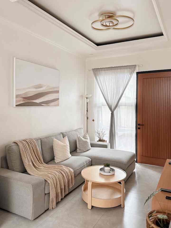 Tema rumahku adalah minimalis.
Agar terasa luas dan clean, kita memilih furniture yang hanya diperlukan saja sebagai tempat penyimpanan dan sedikit dekorasi agar tidak terlalu polos juga.

#sofaminimalis #kitchensetminimalis 
#minimalis #rumahminimalis #rumahminimalismodern 