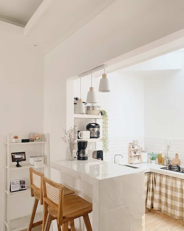 Area Kitchen dan Dining ini berkonsep open space, karena luas ruangan rumah subsidi yang terbatas, dibuatlah ruangan terbuka agar terlihat lebih luas. Area living room dan kitchen ini di batasi dengan meja bar.

#mejabar #kursirotan #rakperabot #mejamakan #PeralatanMakan #Inspirasiruangmakan #coffemaker