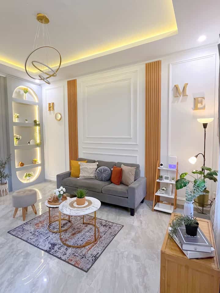 Scandinavian style ✨

Ruang tamu ini kami gunakan konsep open space ruang tamu yang menyatu dengan ruang tv, kami desian dengan style scandinavian yang di dominasi warna - warna netral seperti white, wood dan abu-abu agar memberikan kesan natural, hangat dan menenangkan.

Dengan penambahan beberapa tanaman artifisial berwarna hijau agar memberikan kesan ruangan yang adem dan segar.

Semoga menginspirasi 🤗
#RuangTamu
#Scandinavian
#RumahScandinavian
#Wallpanel
#UpvcMarmer
#WarnaCatRumah  