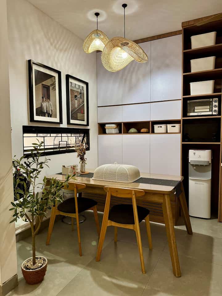 Walaupun kecil, tetapi cukup mengakomodir kebutuhan penghuni rumah. Ruang makan ini lebih dominan dengan perintilan berwarna putih/netral agar terkesan clean 🥳 #mejamakankayu #runnertable #tudungsaji #peralatanmakan #inspirasiruangmakan #dapurminimalis #modeldapurcantik #dapurmodern