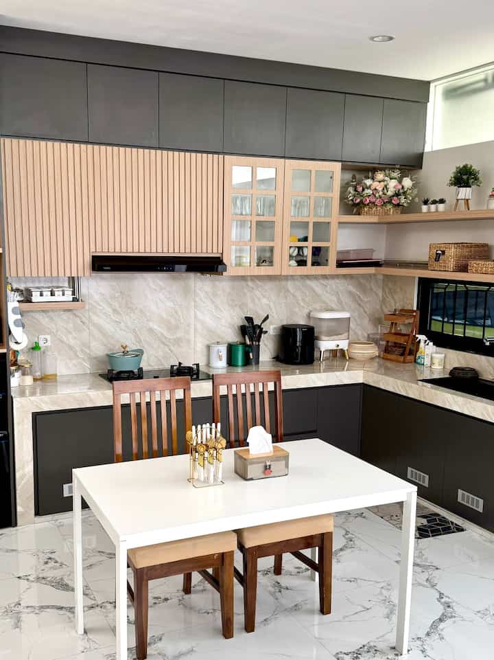 Konsep rumah di Delasta House adalah open space, sehingga area kitchen dan living room kami berada di satu ruangan. Di delasta house hanya ada satu area dapur, jadi dapur kotor dan dapur bersih bergabung menjadi satu. Konsep seperti ini salah satu challnge juga untuk saya, karena mengharuskan area dapur selalu terlihat rapih dan bersih.
Area kitchen kami cukup luas, karena mengikuti luas dari area living room, kami sengaja membuat area kitchen berbentuk letter U, agar area meja makan bisa diposisikan tepat di tengah-tengah.

#kitchenset #kitchensetminimalis #mejamakan #mejMakanminimalis #peralatanmakan #PeralatanRumahTangga #Peralatandapur #inspirasiruangmakan 