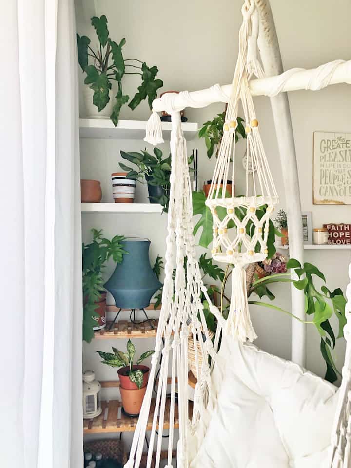 After long consideration, mengganti kursi gantung rotan sintetik dengan hammock macrame. i think it looks cute and definitely right decision to make 😂

#cozyhome #plantmom #rumahbundaoli #decorlowbudget #scandiboho #westjakarta #aestheticlamp #hammock #macrame