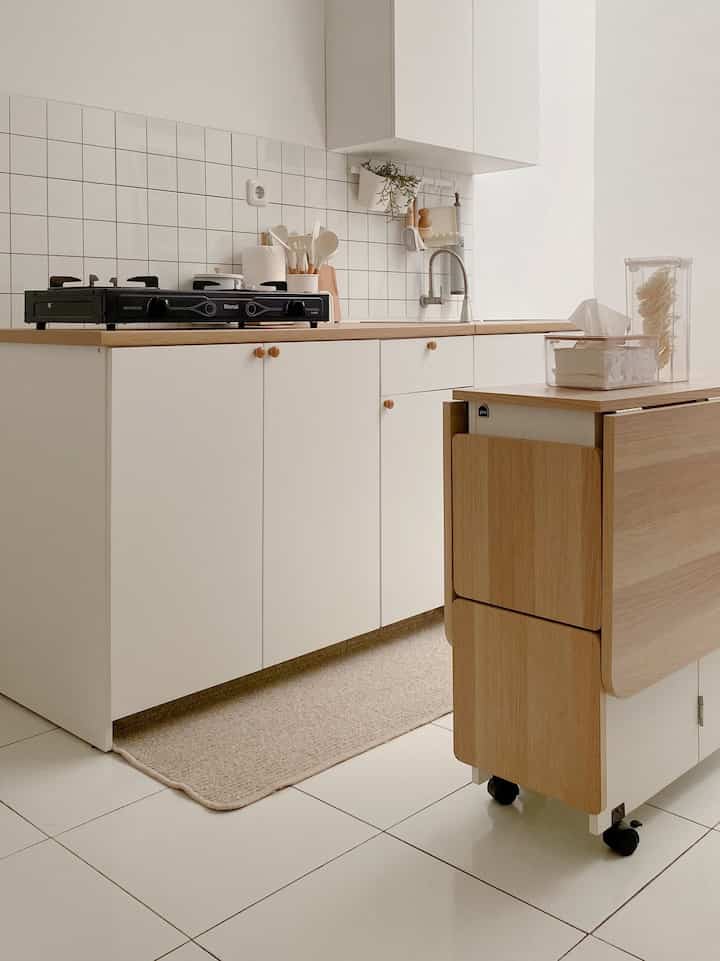 Pemilihan knoxhult ikea dan meja makan lipat dari pira bener bener best buy aku dirumah ini. Beda brand tapi warnanya bisa sematching ini🥹✨

Rumah minimalis tapi mau punya dining table yang sekalian bisa jadi island table harus punya ini sihhhh. Tone ruangan minimalis auto jadi luas😍

Bukan cuma ituuu warna pastel ditema white n wood juga cocok banget kak kayak lanci steamer di slide kedua. 

Rak peniris dan rak pisaunya jadi favorit bangettttttt. Semoga dapur aku bisa menginspirasi banyak orangggg✨

#peralatanmakan #inspirasiruangmakan #mejamakan #mejamakanlipat #dapur #dapursegaris #dapurminimalis #whitenwood #dapurjapandi #dapurkoreanlook 
