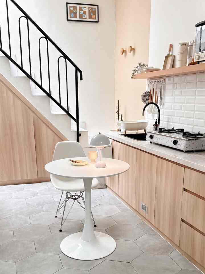 Dining Room 🍽️

Aku suka banget sama meja bulat ini karena designnya simple tapi tetap aesthethic, dan bikin suasana dapur jadi nyaman.
Setiap pagi aku me time disini, walaupun hanya sekedar sarapan ataupun ngopi santai 🤍

#MejaMakanMinjmalis
#MejaMakanAesthetic
#PeralatanMakan
#InspirasiRuangMakan
#DapurMinimalis
#ModelDapurCantik
#DapurModern
#DapurJapandi

