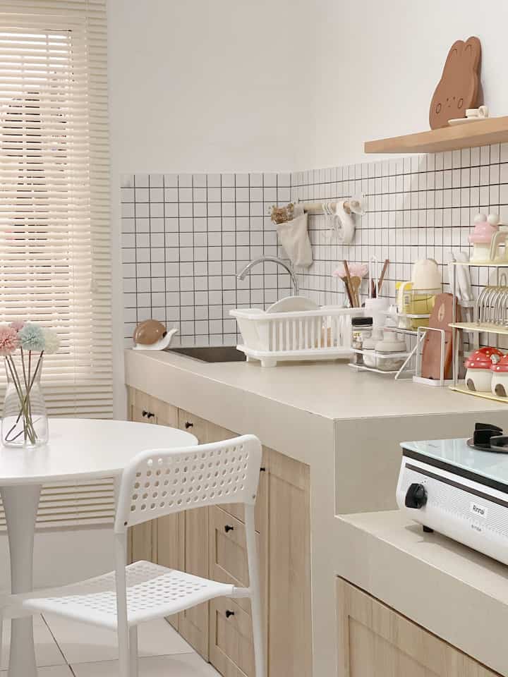 Dapur ini memiliki ruangan yang memanjang lebar 2,5m panjang 7m agak kesusahan kalau buat naruh meja makan yg ukuran besar, jadi aku pilih yg minimalis yg sesuai dengan ukuran & mudah untuk di geser2 dipindahkan untuk perlengkapan dapur aku juga memilih yg minimalis lucu estetik tapi bermanfaat seperti tempat bumbu rak dapur yg super gemes

#mejamakanminimalis
#kitchenset
#kitchensetminimalis
#inspirasiruangmakan
#dapurminimalis
#modeldapurcantik
#dapurmodern 
#estetik
#koreanhouse
#peralatanmakan 