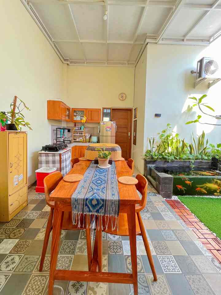 Karna kita tinggal didaerah yang bercuaca panas, akhirnya kami memutuskan untuk membuat Dining room dan Kitchen dengan mengusung konsep Semi Outdoor.

Desain dapur semi outdoor bisa membuat aktivitas memasak semakin nyaman.
Itu karena dapurnya terasa lebih lega karena biasanya ditempatkan di halaman belakang rumah.
Model dapur semi outdoor juga membuat asap yang tercipta dari proses memasak tidak terkumpul pada satu area saja.
Alhasil, ketika sedang memasak di dapur tidak akan merasa pengap.

Adapun kelebihan lain dari dapur semi outdoor di antaranya adalah:
✅Memiliki pencahayaan ruang yang optimal.
✅Bisa mempercantik halaman belakang rumah.
✅Sirkulasi udaranya baik.
✅Bisa jadi tempat berkumpul keluarga.
✅Biaya pembuatannya lebih terjangkau ketimbang dapur indoor.

#kitchensetminimalis #kitchenset #taplakmeja #kaintenun #keramikvintage #alasgabus #tudungsajirotan #kursimakanjati #mejamakanjati #tempatberas #komporgas #rakcucipiringwastafel #ricecookerdigital #kesetdapur #taplakkulkas #raksusunbumbu #raksusunbumbu #sarungtangantahanpanas #botolminyak #dapurmodern #dapurminimalis #gordenkolongdapur #kulkaselectrolux #deckingkayu #rumputsintetis #kotaktisu #saringanminyak #tempatbumbu #peralatanmakan #inspirasimejamakan