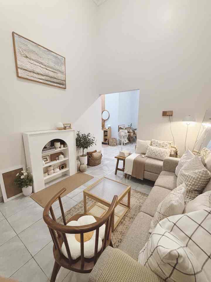 night vibes dari ruang tamu dirumahku, tema utama di rumah ini lebih ke minimalist-japandi sih di dominasi warna white wood

#livingroom #catdinding #kursikayujati #sarungbantalsofa #karpet #coffeetable #rakperapian #japandi #minimalist #rumahminimalist #rumahjapandi 