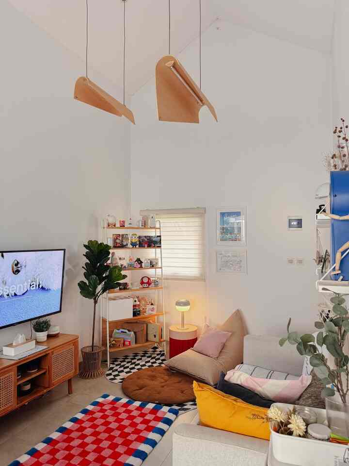 Tema utama dari rumah ini adalah Scandinavian yang diwujudkan dengan bentuk atap segitiga, tone warna netral, dan didominasi furniture kayu natural beraksen rotan.
Tampilan minimalis dan minim ornamen juga memperkuat gaya scandinavian yang diterapkan di rumah ini.
Supaya tidak monoton dan lebih mencerminkan karakter penghuni, kami menata ulang dekorasi lemari pajangan, dekorasi linen dan dekorasi lainnya secara berkala sesuai dengan ambience yang diinginkan.

#scandinavian #rumahscandinavian #credenza #rakpenyimpanan #sidetable #artificialplant #livingroomstyling