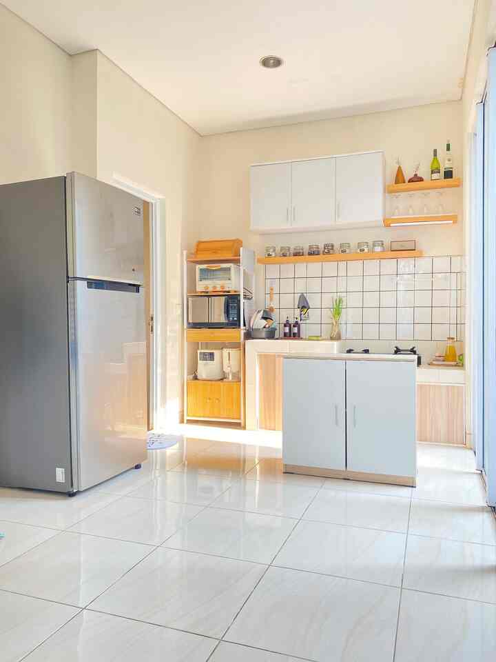 Dapur adalah salah satu fitur utama dirumah kami. Mengangkat konsep japandi minimalis dengan mayoritas warna coklat dan putih membuat warmtinyhaus menjadi lebih hangat sesuai dengan tujuan dari rumah ini. Pemilihan chat dirumah ini didominasi warna pearl white dari mowilex.

#japandi
#minimalis
#japandiminimalis
#dapurmodern 
#dapurminimalis
#dapuridaman
#rumahminimalis
#peralatanmakan
#inspirasiruangmakan