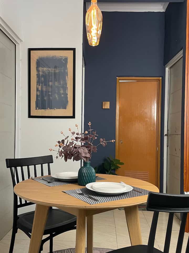 Memilih setiap elemen untuk kitchen & dining area ini dengan pertimbangan yang matang, biar enggak cuma stylish tapi juga fungsional.

Di area dining, aku suka pakai piring keramik dan alas meja anyaman yang bikin suasana makan jadi lebih cozy dan gampang dibersihkan. Untuk menjaga meja tetap rapi, organizer kayu jadi pilihan utama dengan sentuhan rustic yang senada dengan tema ruangan. Lampu gantung statement dan vas hijau jadi highlight favoritku di area makan ini, memberi karakter kuat tapi tetap terasa hangat dan welcoming.

Di kitchen, aku pilih kabinet kayu dengan desain simpel yang tidak hanya fungsional untuk penyimpanan, tapi juga menambah kesan alami. Meja dapur dihiasi peralatan fungsional seperti talenan kayu, wadah bumbu dan hiasan bunga yang mempercantik tanpa bikin ramai. Paduan warna netral dan dekorasi sederhana di kitchen & dining ini bikin vibe-nya terasa homey dan mengundang banget!

Masak dan makan jadi lebih nyaman 💕

#KitchenSetKayu #MejaMakanMinimalist #IndustrialDiningRoom #InspirasiRuangMakan #PeralatanMakan #DapurMinimalist #DapurModern 