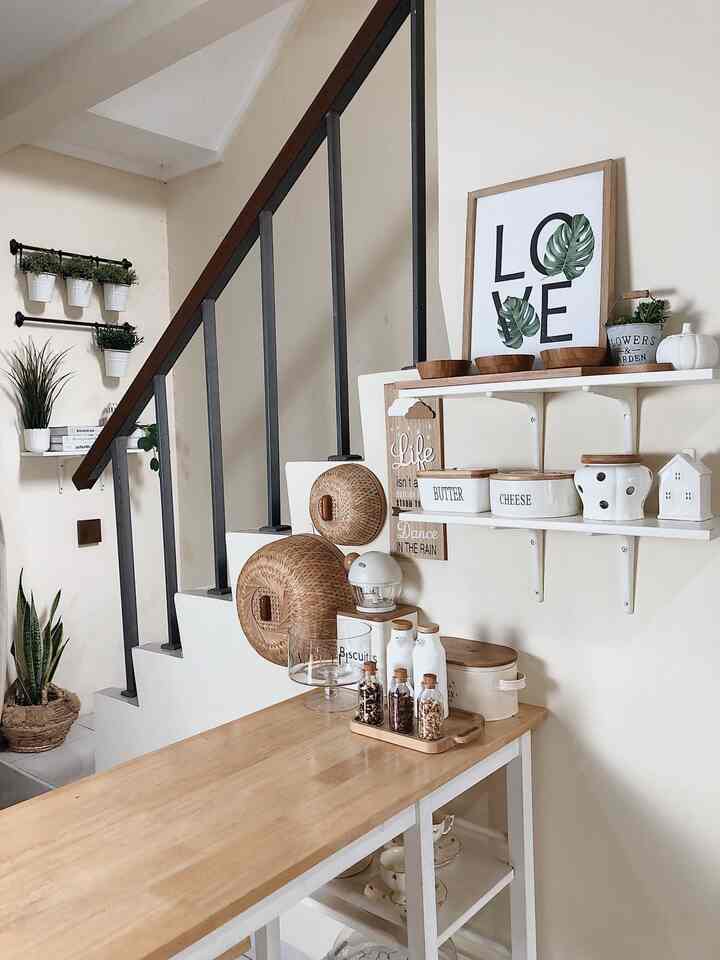 Dining Room ini menggunakan konsep Skandinavia, semua organizer pada dining room ini dirancang untuk memudahkan kehidupan sehari-hari tanpa mengorbankan estetika. Organizer meja seperti rak bumbu dan nampan bumbu sangat praktis untuk menyimpan bumbu-bumbu, sementara rak dinding memberikan tambahan ruang penyimpanan yang fungsional tanpa mengganggu desain ruang makan yang minimalis. 


Pilihan peralatan yang aesthetic dan keranjang buah dan sayur yang praktis membuat segala kebutuhan mudah dijangkau, sementara desain modern dan warna netral menciptakan suasana yang elegan dan hangat. 


Glass Jar adalah peralatan cantik dengan tingkat yang paling fungsional di tempat ini, mereka menjaga segalanya tetap segar dan terlihat rapi, sementara pot tanaman kecil atau herb planter menambah sentuhan alami dan segar di dining room ini !

Aku memilih dekorasi dengan sentuhan scandinavian untuk menciptakan vibe yang menyenangkan. Semuanya memberi kesan cozy, membuat ruang makan ini jadi tempat favorit untuk berkumpul !

#DiningRoom #MejaMakan #RakAesthetic #TempatButter #TempatKeju #BotolBumbu #TeaPot #TempatBawang #TudungSaji #ChopperManual
#PeralatanMakan #PrintilanAesthetic #InspirasiRuangMakan #DinningRoom #DinningRoomAesthetic #DinningRoomScandinavian
#Japandi #Koreanstyle #Scandinavian