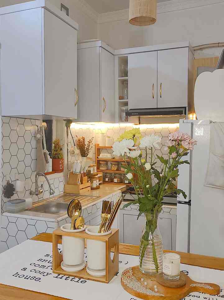 Haaii untuk style rumahku adalah perpaduan dari style bohemian dan scandinavian . Ada beberapa ruang yang khusus style bohemian seperti di teras, dan scandinavian saja di dapur, kamar mandi. Adapula dalam satu ruang adalah perpaduan style bohemian dan scandinavian seperti di ruang keluarga, dan kamar. 
Style perpaduan bohemian dan scandinavian aku pilih karna sesuai dengan jiwa aku yg bebas jadi aku suka sekali style bohemian, dan ada pemilihan juga style scandinaviab untuk menyeimbangkan tone rumah. Agar tidak terlalu ramai. Dan untuk furniture yang aku gunakan di dominasi material rotan dan kayu. 
Untuk style bohemian ada elemen yang sangat kental adalah kap lampu rotan, rug dan bantal. 
Sedangkan style scandinavian biasanya di dominasi warna putih seperti area dapurku.

Tips dari aku untuk menentukan style rumah adalah pilih sesuai dengan jiwa kamu, bukan berdasarkan ikut2an. Karna yang tinggal di rumah itu adalah kamu, jadi ciptakan kenyamanan kamu sendiri di rumah.

Nahh kalau kamu suka ruangan aku yg mana nih? 
#tempatsendok #stickerdapur #covermeja #sendokgold #cookerhood #bohemian #scandinavian #mixbohemianscandinavian #rumahbohemian #rumahscandinavian #midcenturymodern