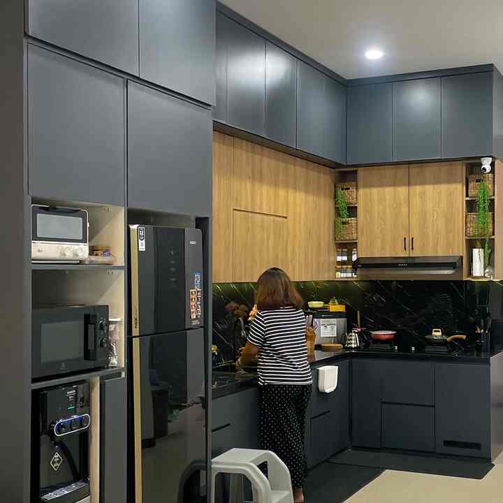 Di @diemdibumi, tidak begitu banyak menggunakan perintilan peralatan makan. Kami hanya menggunakan piring2 polos berwarna yang sama dengan dapur #MyDreamKitchen  #KitchenSet #KitchenSetHitam #Dapur  #DapurEstetik #PeralatanMakan #InspirasiRuangMakan