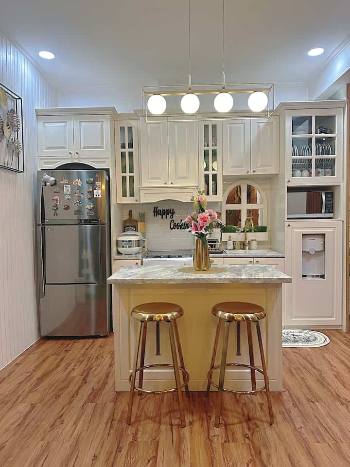 Kitchen set di #casadeharsa ini memiliki kitchen island yg juga bisa difungsikan untuk meja makan. Konsepnya farmhouse dengan dominasi warna putih dan sentuhan japandi. Sedangkan untuk peralatannya dipilih aksen gold dan kayu (cokelat)
.
.
#kitchenarea #dapur #dapurminimalis #dapurkecil #peralatanmakan #inspirasiruangmakan #kitchensetminimalis 