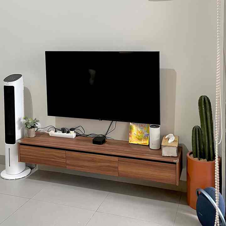 Konsep living room kami, sebenarnya mengarah ke Scandinavian! Dengan barang-barang yang masih sedikit, menjadikan ruangan ini terlihat masih minimalis dengan sentuhan kaktus di sudut rumah. 

Luas ruang tamu ini, kisaran 2x3m dengan ceiling plafon 3.5m. Tidak besar memang, tapi cukup! 🤍

Living room ini open space, sehingga menyatu dengan ruangan dining area dan kitchen. 

#KabinetTV #LivingRoom #AirCooler #Speaker #ArtificialPlant #Scandinavian #RumahScandinavian #RumahMinimalis