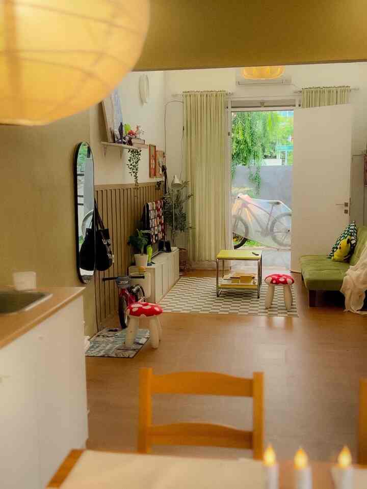 Awal menempati rumah kami ber eksperimen yang cenderung aman dalam styling rumah kami dengan menerapkan tema japandi dengan palete putih dan warna kayu natural, tapi makin lama kami semakin berani mencoba mencari tau apa yang kami suka dan akhirnya beginilah tampilan living room kami saat ini yang lebih joyful dari sebelumnya.
Slide 1 - 4 adalah living room recently
Dan slide 5 adalah living room saat awal menempati rumah.

#vynilflooring #lantaivynil #cerminestetik #livingroomideas #ikeabaggboda #mejatamuminimalis #japandi #midcenturymodern #rumahminimalismodern 