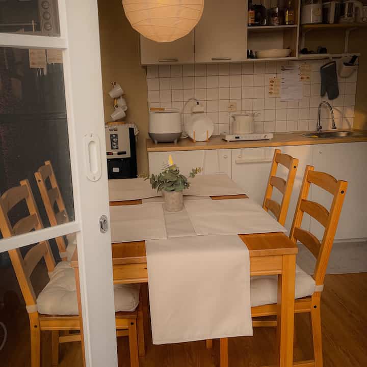 Styling dining dan kitchen agar estetik tapi tetap fungsional di area dapur kami yang tidak begitu luas ini dengan memiliki barang secukup nya saja. Dan pemilihan warna dari setiap printilan harus cocok dengan palet warna dapur. Jadi hampir semua printilan didapur bewarna putih. Kami juga mengunakan kompor induksi jadi setelah digunakan bisa kami simpan kembali dan tidak perlu melubangi kitchen set. Untuk mempermanis area dining & kitchen kami menaruh artificial plants juga dan pendant lamp yang selaras dengan tema japandi diruangan ini.

#kitchensetjapandi #kitchensetikea #knoxhultikea #peralatanmakan #inspirasiruangmakan #dapurlowbudget #dapurminimalis