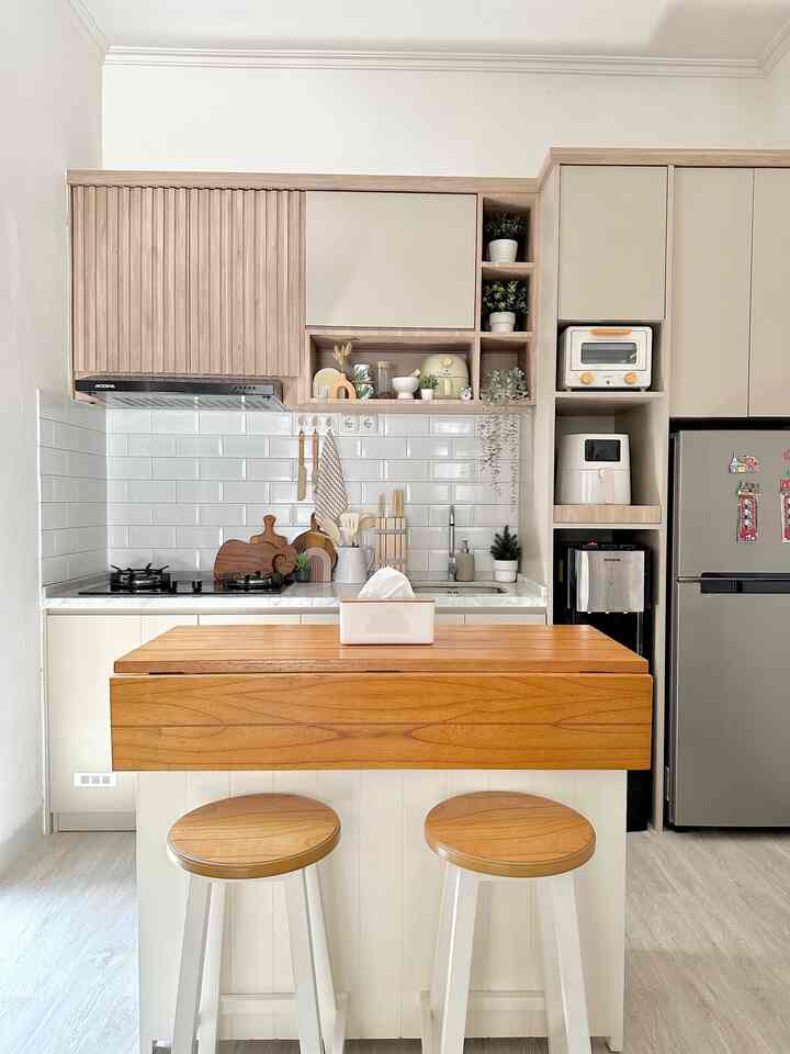 Untuk area dapur dan makan aku memilih peralatan yang minimalis namun tetap fungsional seperti meja makan island yang bisa dipindah dan digeser sesuai kebutuhan selain itu juga bisa sebagai kabinet penyimpanan perlengkapan dapur. Meja ini juga bisa disesuaikan panjang pendeknya. Kemudian memilih rak dapur minimalis senada dengan kitchen set untuk meletakkan peralatan elektronik dapur, jadi bagian kanan dapur khusus untuk alat elektronik dan bagian kiri untuk kompor supaya lebih safety. 

#kitchen
#kitchenset
#rakminimalis
#lantaivinyl
#dapur
#peralatanmakan
#inspirasiruangmakan