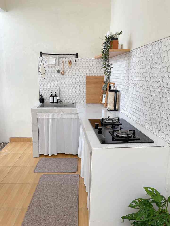 Minimalist kitchen of mee.hanny's house

Although this kitchen is small and has not been installed with a kitchen set. We maximize the function of every item available. And in accordance with the minimalist concept which is dominated by white/bright colors. We also always think about buying items that are only needed by this kitchen. Hopefully inspiring ✨

#kitchen #dapurminimalis #gordenkolongdapur #keramikhexagonblack #kitchenmat #talenanbambu #peralatanmakan #inspirasiruangmakan