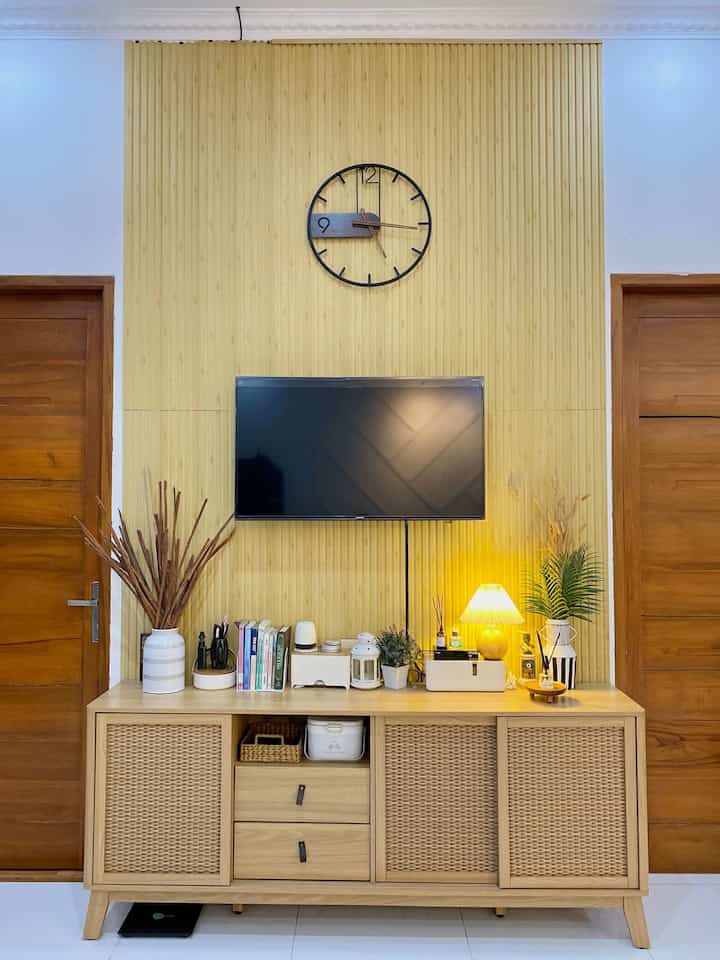 Rumah ini mengusung Konsep Open space Minimalist • Modern.

Ruangan yang ditampilkan adalah Living Room yang dibuat Luas, bertujuan agar ketika berkumpul dengan keluarga dapat memberikan kesan yang nyaman dengan ruang gerak yang tidak terbatas.

#livingroom #openspace #minimalist #modern #pvcwallpanel #home #wallpaperdinding #rumahminimalistmodern

Semoga Menginspirasi 🤍