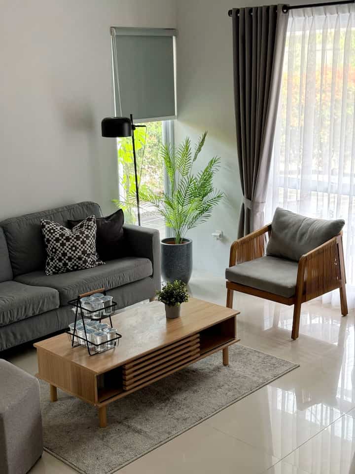 Rumah dengan Tema Minimalis menjadi pilihan untuk rumah kedua kami ini, karena menurut kami tema minimalis cocok dipadu padankan dengan furniture yang simple dan tidak lekang dimakan waktu

Seperti pemilihan sofa , warna cat dengan nuansa abu-abu, meja tamu dan pernak pernik lainnya, membuat suasana rumah semakin Homey dan clean
.
#livingroom
#mejatamu
#sofaminimalis
#inspirasiruangtamuminimlalis
#inspirasirumahminimalis
#bumikadua
#rumahminimalis
#minimalis